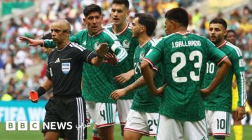 ثلاث حالات طرد في افتتاح كأس العالم وفوز المكسيك على جنوب أفريقيا