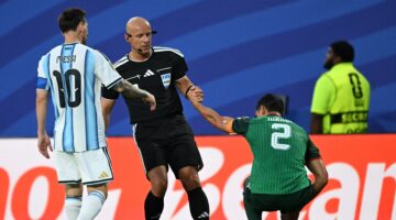 ثلاثة أخطاء تحكيمية تثير الجدل في مواجهة المنتخب الأرجنتيني ونظيره الجزائري بميدان اللعب
