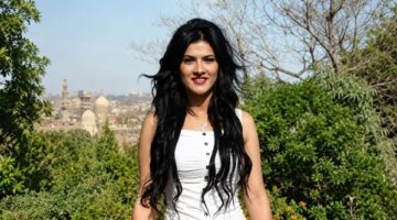 حبس ياسمينا المصري شهرًا وتغريمها 15 ألف جنيه بتهمة سب أشرف زكي