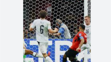 خروج لاعب نيوزيلندا من الملعب لتغيير ملابسه وسط هجمة في كأس العالم