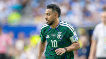 سالم الدوسري يطارد رقمين تاريخيين في مسيرته مع نادي الهلال السعودي