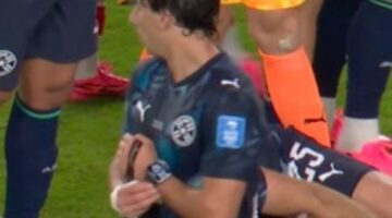 سرقة ساعة الحكم من قبل لاعب باراغواي في مواجهة منتخب تركيا