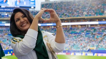 سفيرة المملكة في أمريكا تصف فوز الكرة السعودية بيوم الفخر الوطني