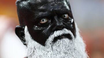 صانع مجوهرات تركي يخطف الأنظار بتصاميم غريبة في مدرجات المونديال العالمية
