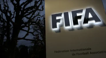قرار مفاجئ من FIFA يمنع اللاعبين من استخدام قوارير المياه خلال المباريات