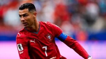 كواليس تبديل رونالدو حذاءه الذهبي بين شوطي مواجهة كولومبيا لفك النحس