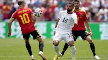 لماذا يضطر محمد صلاح للقتال وحيداً رغم كونه أسطورة في الملاعب؟
