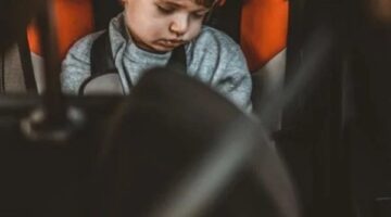 ماذا كشف التقرير الطبي حول أسباب وفاة الطفل حمزة داخل سيارة والده؟