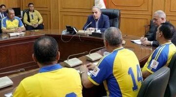 محافظ الإسماعيلية يناقش مع قدامى الدراويش خطط إنقاذ الفريق من الأزمة الحالية
