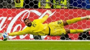 محمد العويس يحقق رقماً قياسياً في تصديات الحراس بمباراة واحدة في المونديال