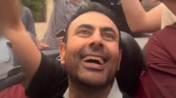 محمد كريم يحتفل بفوز منتخب مصر على نيوزيلندا في الشوارع بنغمات سطلانة