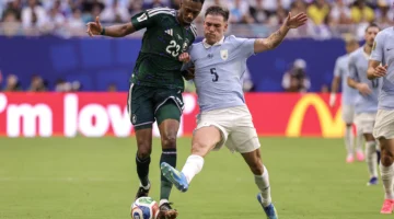 مشجعة من الأوروغواي تقدم اعتذاراً علنياً إلى الجمهور السعودي بعد واقعة المدرجات