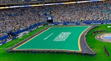 مشهد استثنائي لرفع علم السعودية وتجنب ملامسته الأرض في مونديال 2026