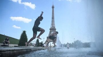 موجة حر استثنائية تضرب غرب أوروبا وتتسبب بوفيات وإغلاق المدارس وانقطاع الكهرباء