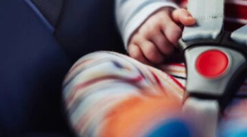 وفاة طفل داخل سيارة والده تعيد تحذيرات متلازمة الطفل المنسي للواجهة مجدداً