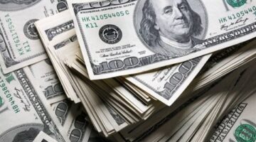 استقرار سعر الدولار مقابل الجنيه في البنوك وارتفاعه بالسوق الموازية الأربعاء