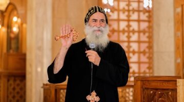 الأنبا بيمن يحسم الجدل حول سحب هواتف ممثلي الكنائس ومحافظ قنا