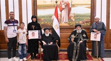 البابا تواضروس يستقبل عائلات شهداء الإيمان بليبيا في الكاتدرائية المرقسية