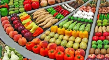 تباين أسعار الخضروات والفاكهة في الأسواق مع بدء الطماطم من 8 جنيهات