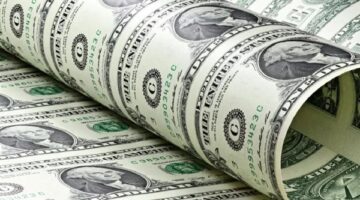 تراجع سعر الدولار في 7 بنوك محلية بالتزامن مع صعود السوق الموازية