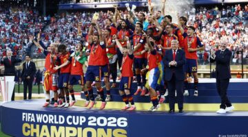 ترامب يزاحم لاعبي المنتخب الإسباني على صدارة المشهد في نهائي كأس العالم
