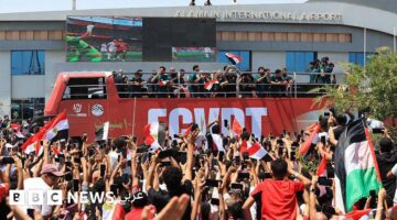 تفاصيل احتفالية شعبية لمنتخب مصر وسط جدل حول استقباله بمدينة العلمين