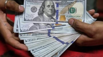 تفاوت بين استقرار سعر الدولار في البنوك وارتفاعه بالسوق الموازية الأربعاء 15 يوليو