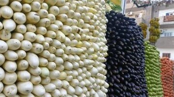 تفاوت ملحوظ في أسعار الخضراوات والفاكهة بأسواق أسوان خلال تعاملات الأحد