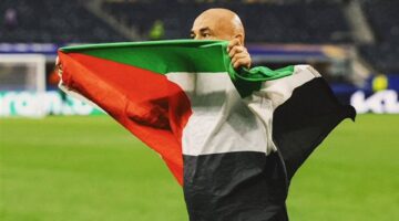 توفيق عكاشة يهاجم تصرف حسام حسن برفع علم فلسطين عقب مباراة أستراليا