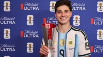 جوليان ألفاريز يتوج بجائزة رجل مباراة الأرجنتين وسويسرا في كأس العالم