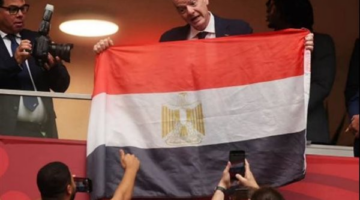 جياني إنفانتينو يرفع علم مصر عقب الجدل التحكيمي بمباراة الأرجنتين