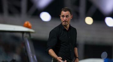 رئيس الأهلي السابق يكشف كواليس رحيل يايسله وخلافه حول الاستمرار بالنادي