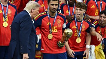 رودري يرفض مصافحة ترمب خلال مراسم تتويج إسبانيا بلقب كأس العالم