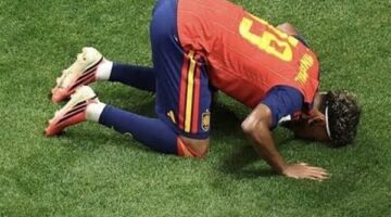 سجدة شكر من لامين يامال عقب التتويج بلقب كأس العالم الأخير