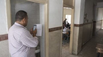 ضبط مراقب صور امتحانات الثانوية العامة داخل حمام إحدى اللجان الامتحانية