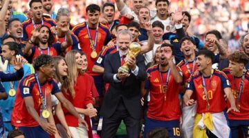 فيليب السادس يشارك منتخب إسبانيا فرحة التتويج بلقب كأس العالم لكرة القدم