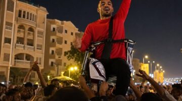 كواليس فيديو احتفال عامل الدليفري بفوز منتخب مصر على أستراليا فوق الموتوسيكل
