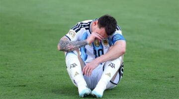 لقطات مؤثرة لبكاء ميسي عقب خسارة الأرجنتين لقب كأس العالم في صور