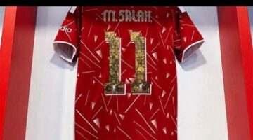 ليفربول يضع قميص محمد صلاح في مقر ملعبه التاريخي تكريماً لمسيرته