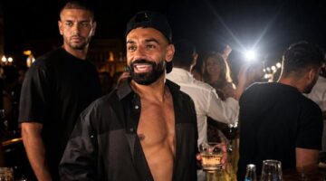 ما حقيقة المياه الفوارة في زجاجة محمد صلاح التي أثارت هذا الجدل؟