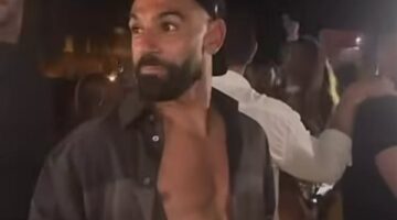 محمد صلاح يخطف أنظار متابعيه بإطلالة جريئة من قلب مدينة العلمين الجديدة