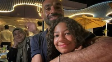 محمد صلاح يخطف الأنظار بصور عفوية بصحبة ابنتيه مكة وكيان بعيدًا عن الملاعب