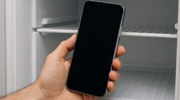 مخاطر وضع الهاتف داخل الثلاجة خلال موجات الحر وتوصيات الخبراء لتبريده بأمان