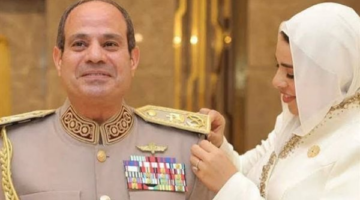 مصممة فستان آية السيسي تكشف معنى الرسالة المكتوبة بالهيروغليفية خلال افتتاح الأوكتاجون