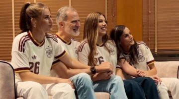 ملك إسبانيا يشارك منتخب بلاده احتفالات التأهل إلى نهائي المونديال في فيديو