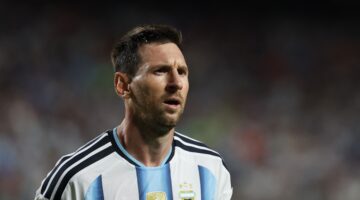 ميسي يعلق على مقارنته بمارادونا ويوضح حقيقة غيابه عن كأس العالم