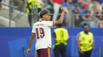 نجل أسطورة ريال مدريد يظهر بقميص لامين يامال لدعم المنتخب الإسباني