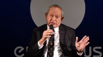 نجيب ساويرس يعلق على خروج مصر من كأس العالم بعد خسارة الأرجنتين