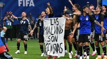 هل يواجه منتخب الأرجنتين عقوبات من الفيفا بسبب لافتة مالفيناس المثيرة للجدل؟