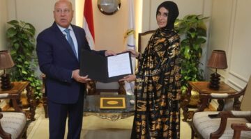 وزير النقل يكرم سيدة أسوان ويمنحها عقد عمل بعد تصديها لرشق القطار